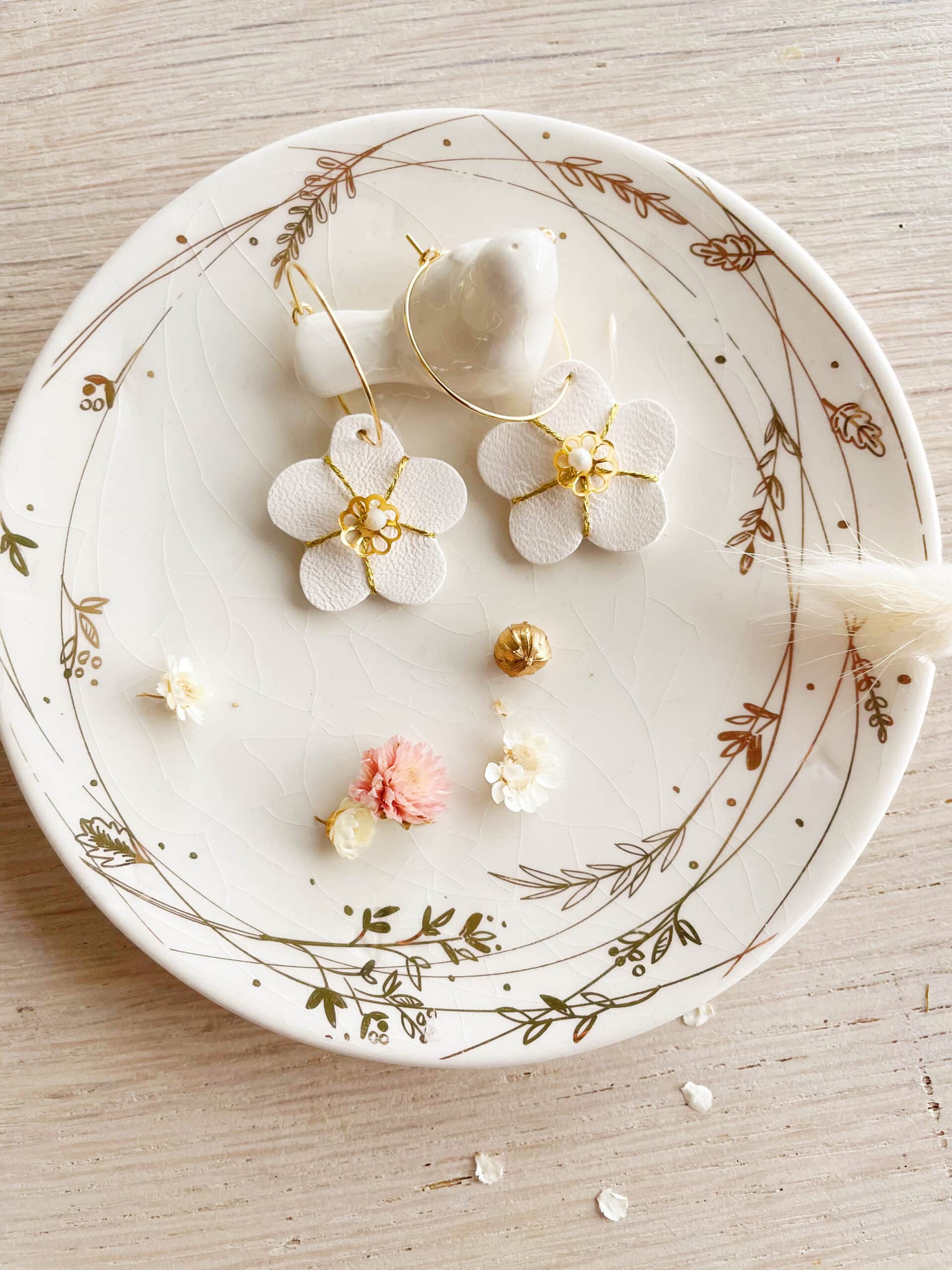 boucles d'oreilles pendantes fleurs sur créoles fabrication française © du vent dans mes valises 8