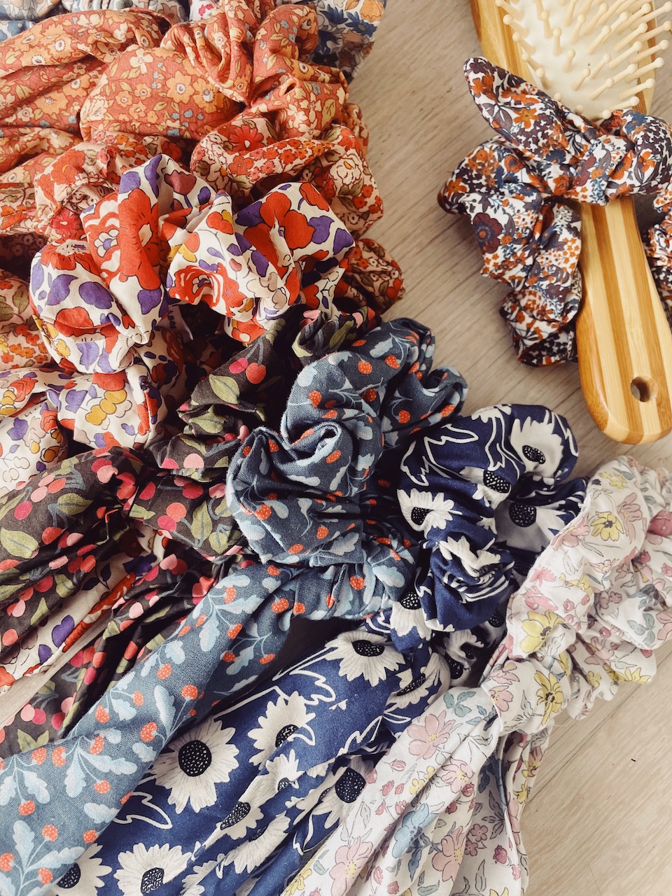chouchou fleuri avec foulard noué foulchie made in France accessoires cheveux femme © du vent dans mes valises fleurs
