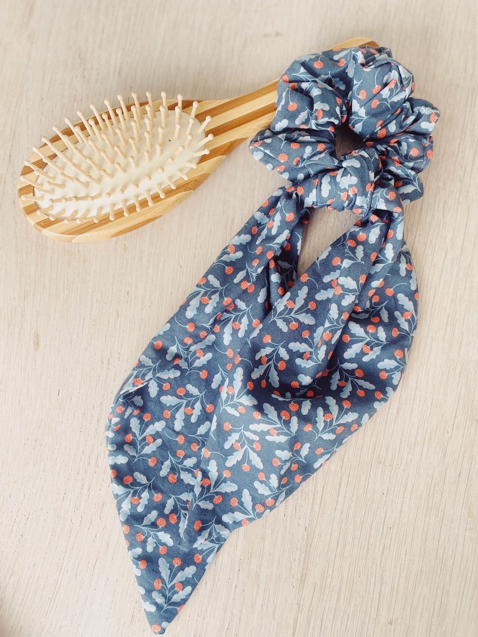 chouchou fleuri avec foulard noué foulchie made in France accessoires cheveux femme © du vent dans mes valises bleu gris fraises houx