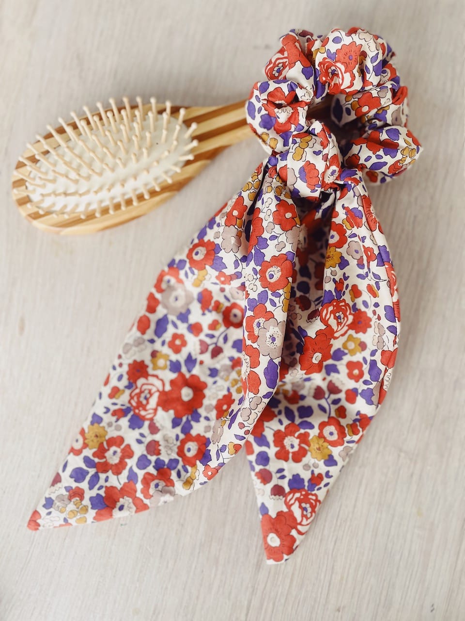 chouchou fleuri avec foulard noué foulchie made in France accessoires cheveux femme © du vent dans mes valises liberty orange violet