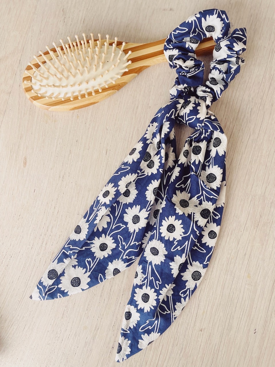 chouchou fleuri avec foulard noué foulchie made in France accessoires cheveux femme © du vent dans mes valises marguerite bleu marine