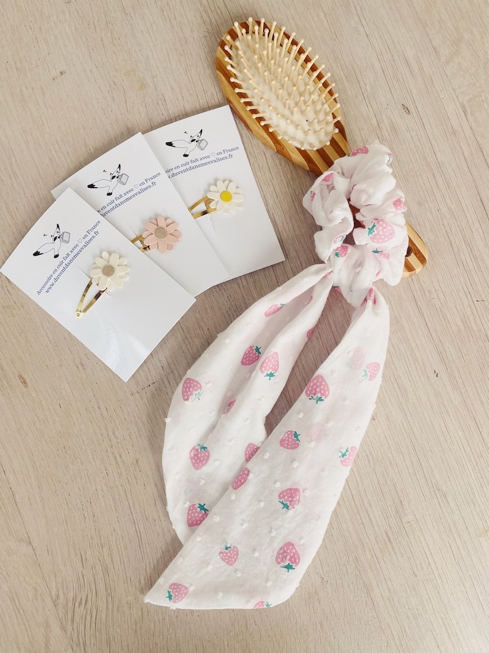 chouchou foulard avec noeud amovible en coton plumetis accessoire cheveux mariage et cérémonie © du vent dans mes valises blanc fraises