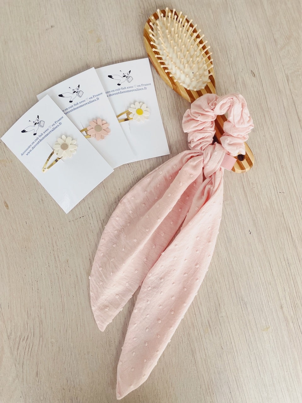 chouchou foulard avec noeud amovible en coton plumetis accessoire cheveux mariage et cérémonie © du vent dans mes valises rose blush