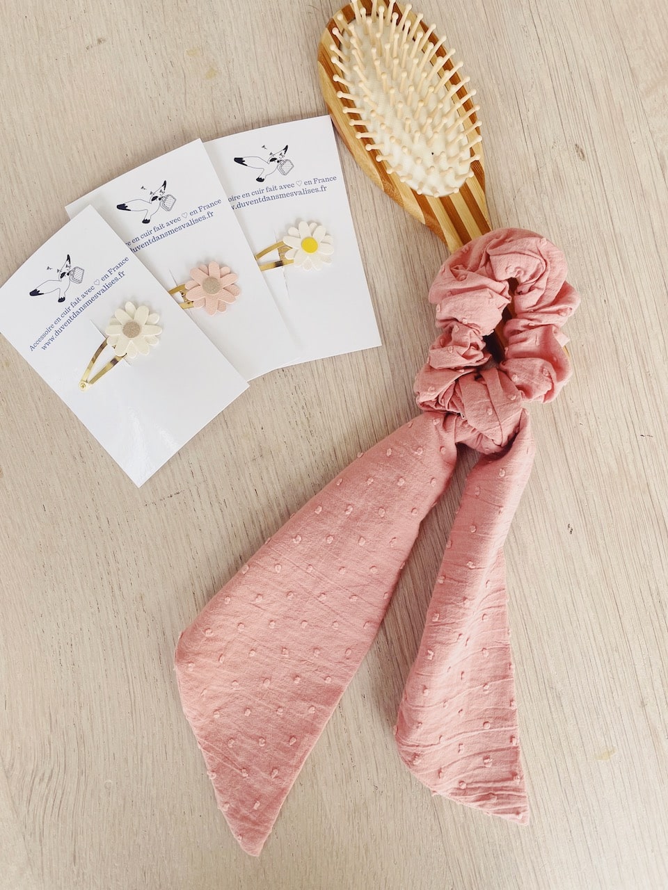 chouchou foulard avec noeud amovible en coton plumetis accessoire cheveux mariage et cérémonie © du vent dans mes valises rose thé