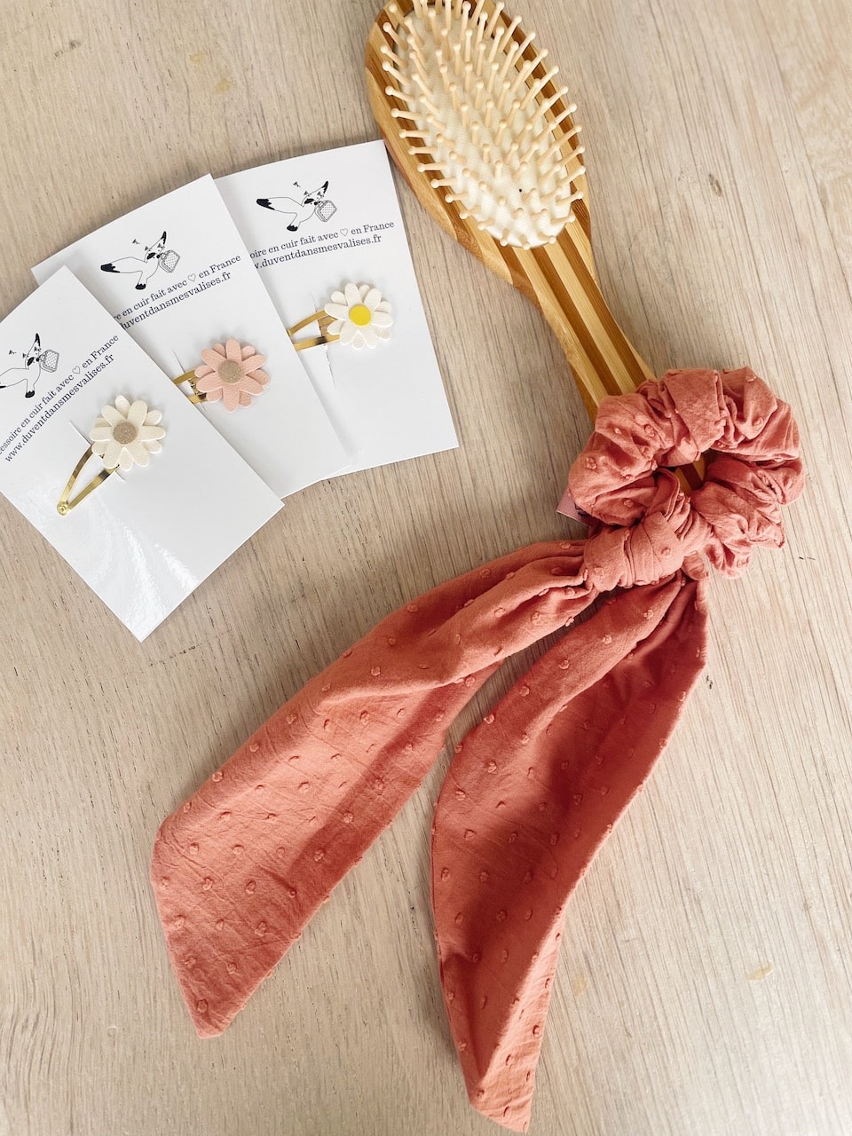 chouchou foulard avec noeud amovible en coton plumetis accessoire cheveux mariage et cérémonie © du vent dans mes valises terracotta
