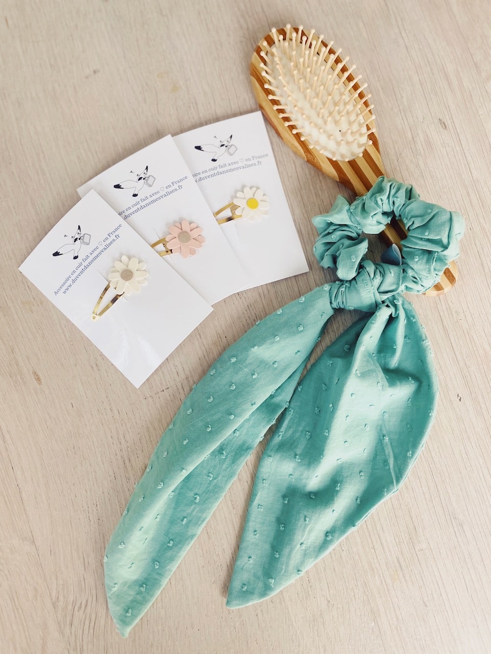chouchou foulard avec noeud amovible en coton plumetis accessoire cheveux mariage et cérémonie © du vent dans mes valises vert eucalyptus