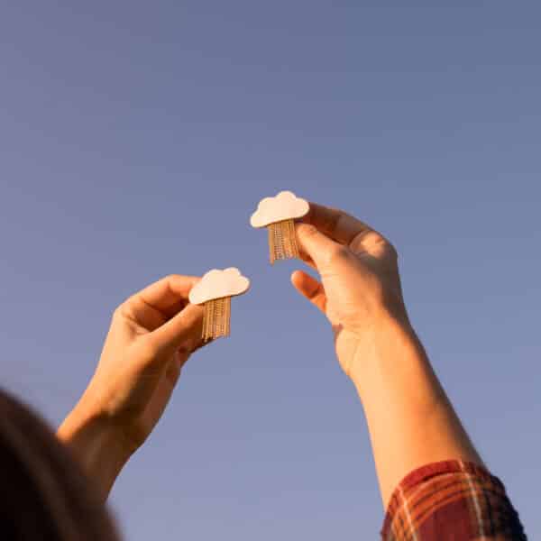 Broches nuages en cuir surcyclé blanc avec rideau de pluie dorée or fin