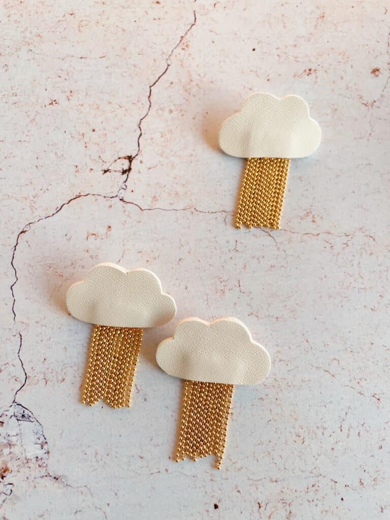 Broches nuages en cuir surcyclé blanc avec rideau de pluie dorée or fin