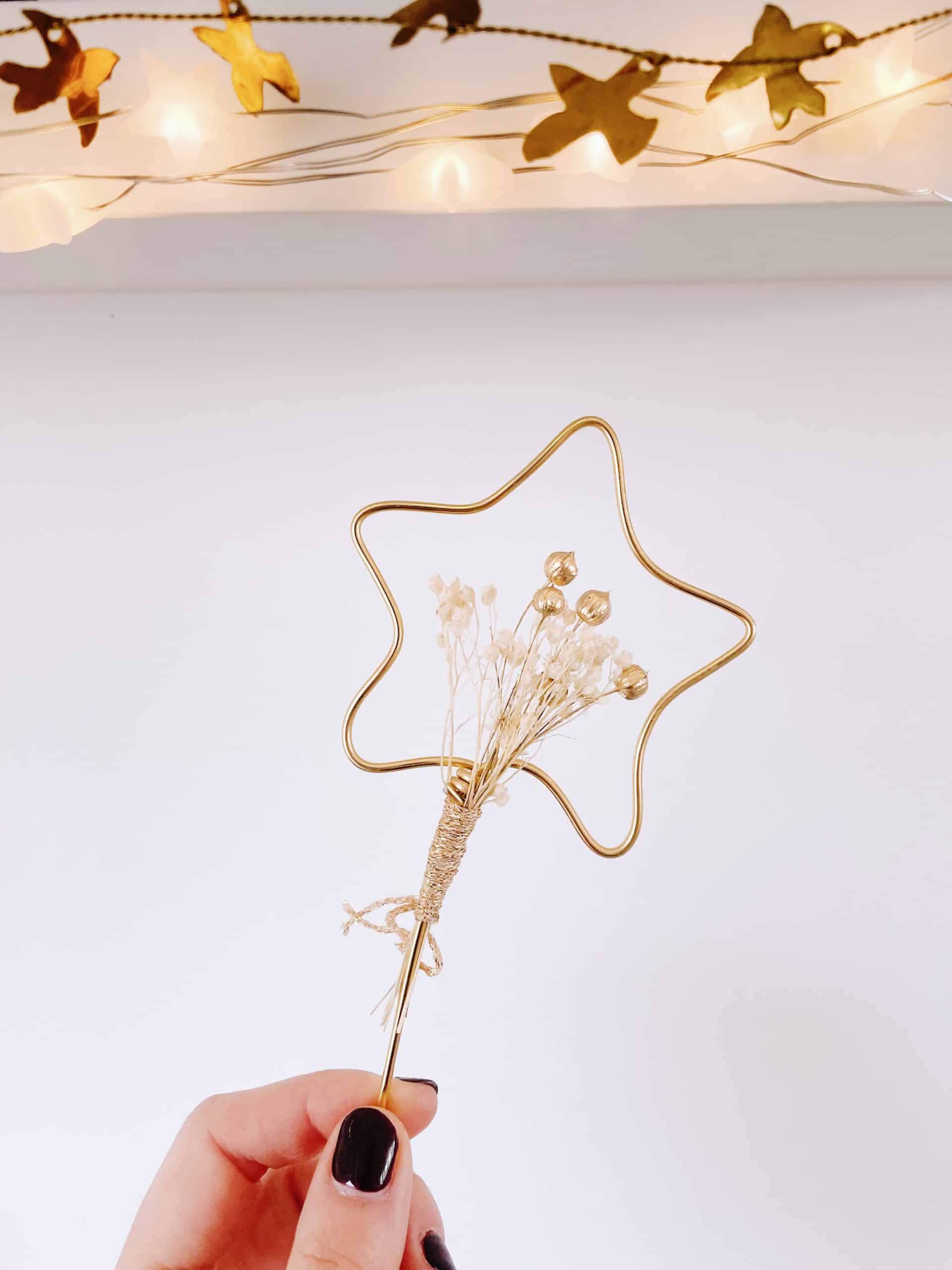carte de voeux fleurie et sa baguette magique étoile et fleurs séchées © du vent dans mes valises 2