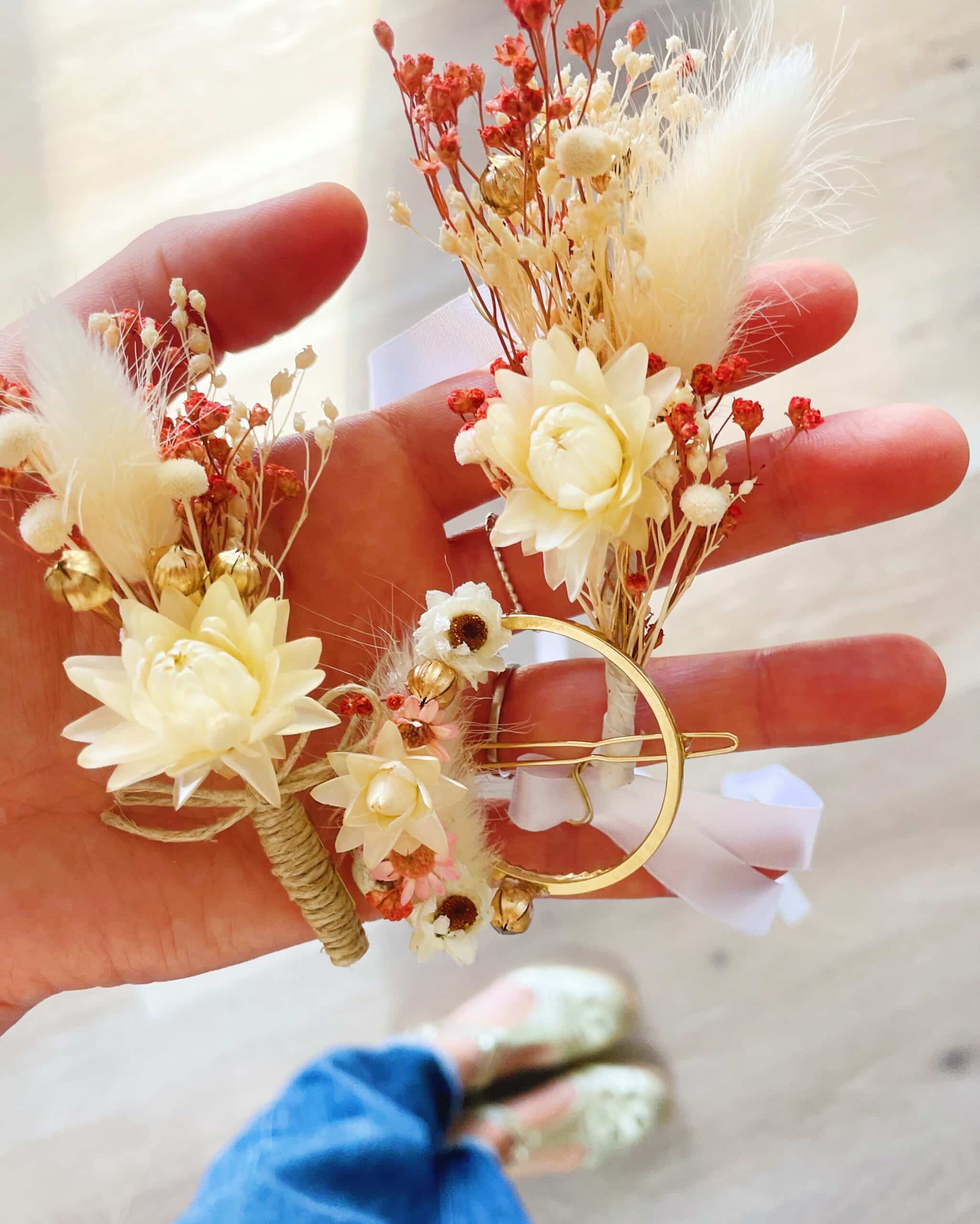 atelier fleurs séchées trio d'accessoires pour EVJF, mariage, cérémonie civile boutonnière, pince à cheveux et bracelet © du vent dans mes valises
