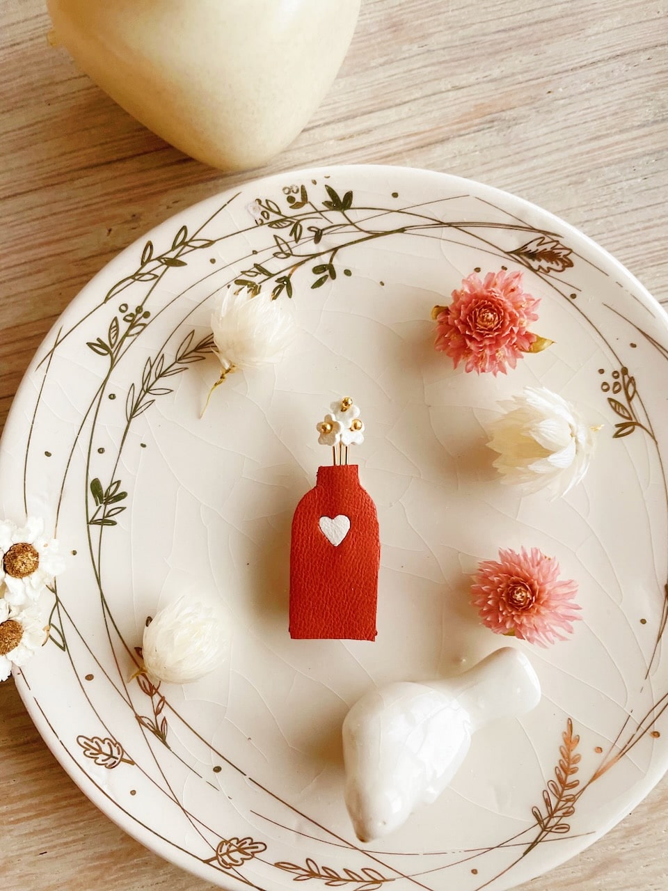 broche femme mini vase terre cuite bouquet de fleurs blanches fabrication artisanale française © du vent dans mes valises 1