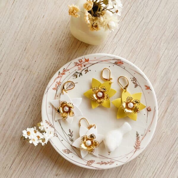 boucles d'oreilles pendantes jaune et blanche et nacre fleurs jonquille et narcisse made in France en cuir upcylé, dorées à l'or fin avec perle d'eau douce © du vent dans mes valises 1