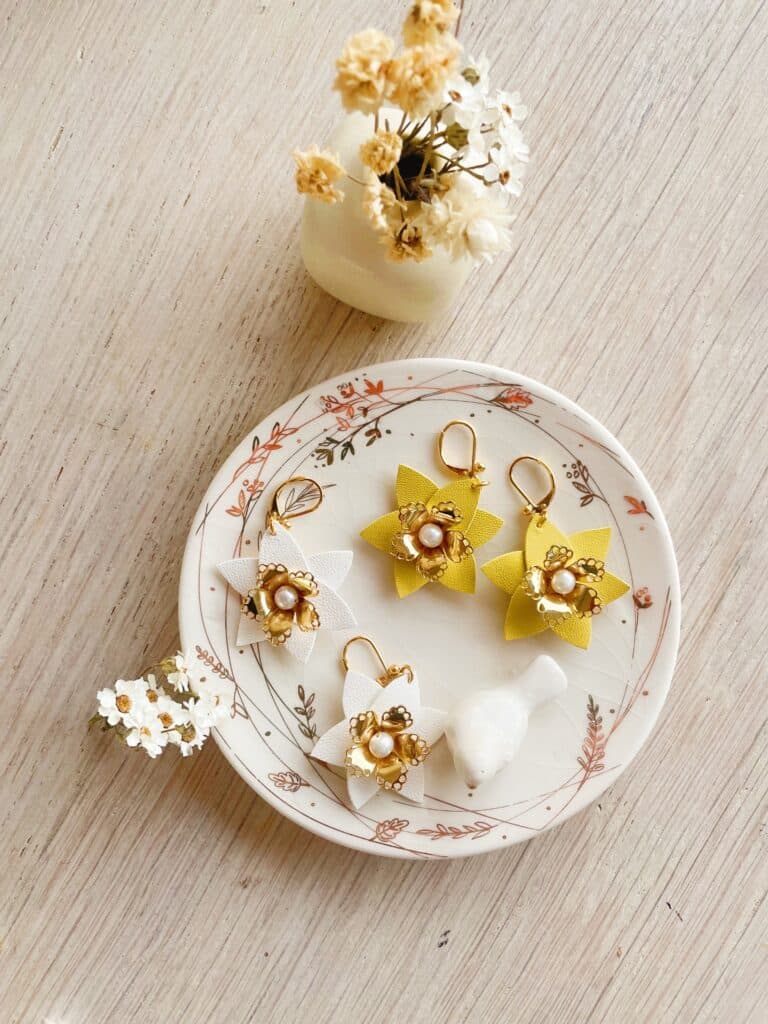 boucles d'oreilles pendantes jaune et blanche et nacre fleurs jonquille et narcisse made in France en cuir upcylé, dorées à l'or fin avec perle d'eau douce © du vent dans mes valises 1
