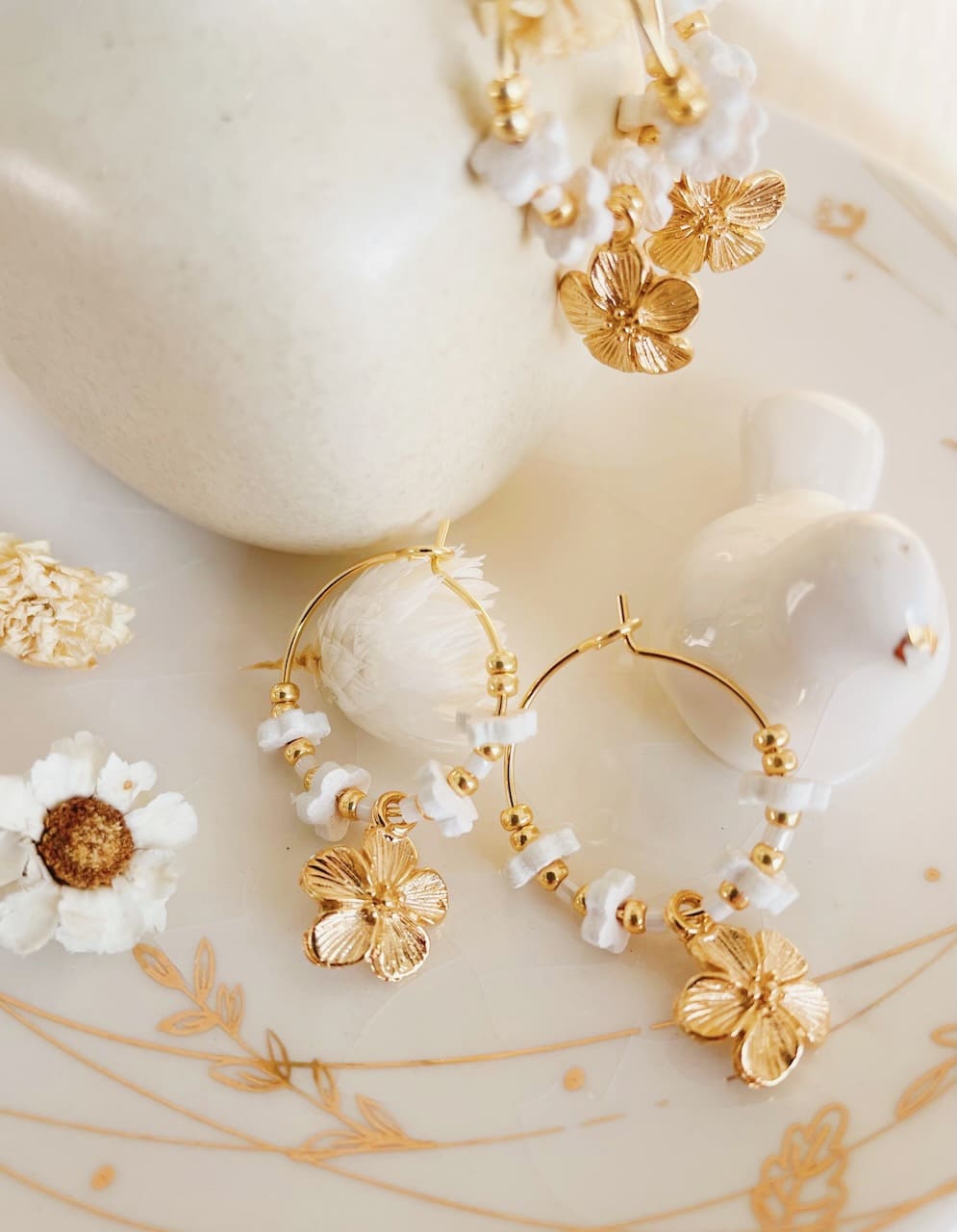 Bijoux d'oreilles, petites créoles couronne de fleurs d'hiver - du vent  dans mes valises - artisanat d'art sur la Côte d'Opale