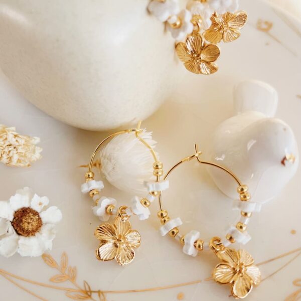 boucles d'oreilles petites créoles couronnes de fleurs blanc et or © du vent dans mes valises 1
