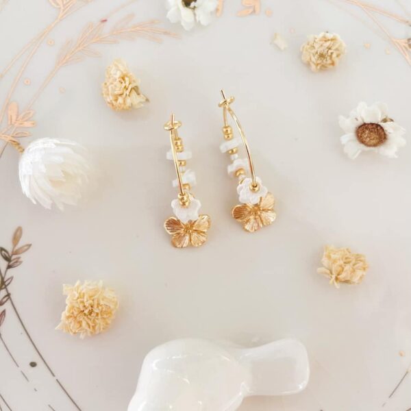 boucles d'oreilles petites créoles couronnes de fleurs blanc et or © du vent dans mes valises 8