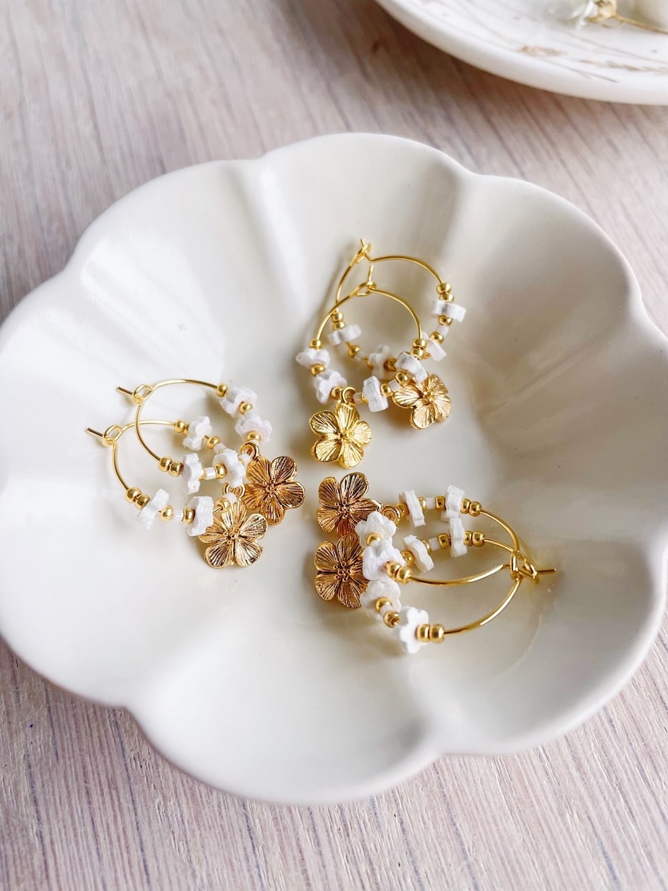 boucles d'oreilles plaqué or couronnes de fleurs blanches pour mariage communion et cérémonie civile © du vent dans mes valises 1