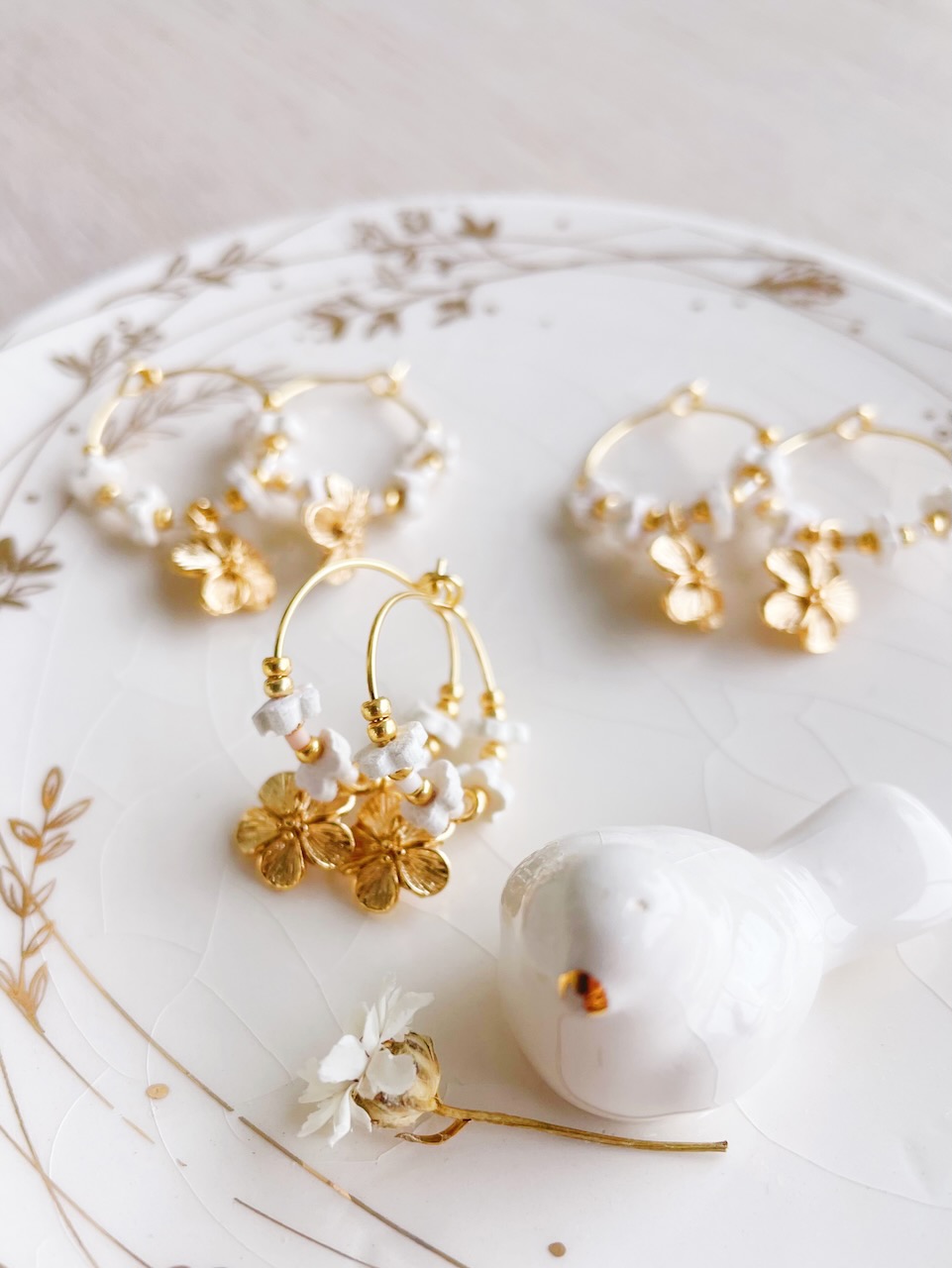 boucles d'oreilles plaqué or couronnes de fleurs blanches pour mariage communion et cérémonie civile © du vent dans mes valises 2