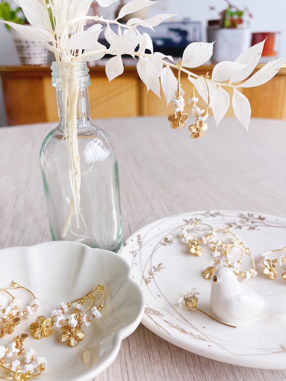 boucles d'oreilles plaqué or couronnes de fleurs blanches pour mariage communion et cérémonie civile © du vent dans mes valises 4