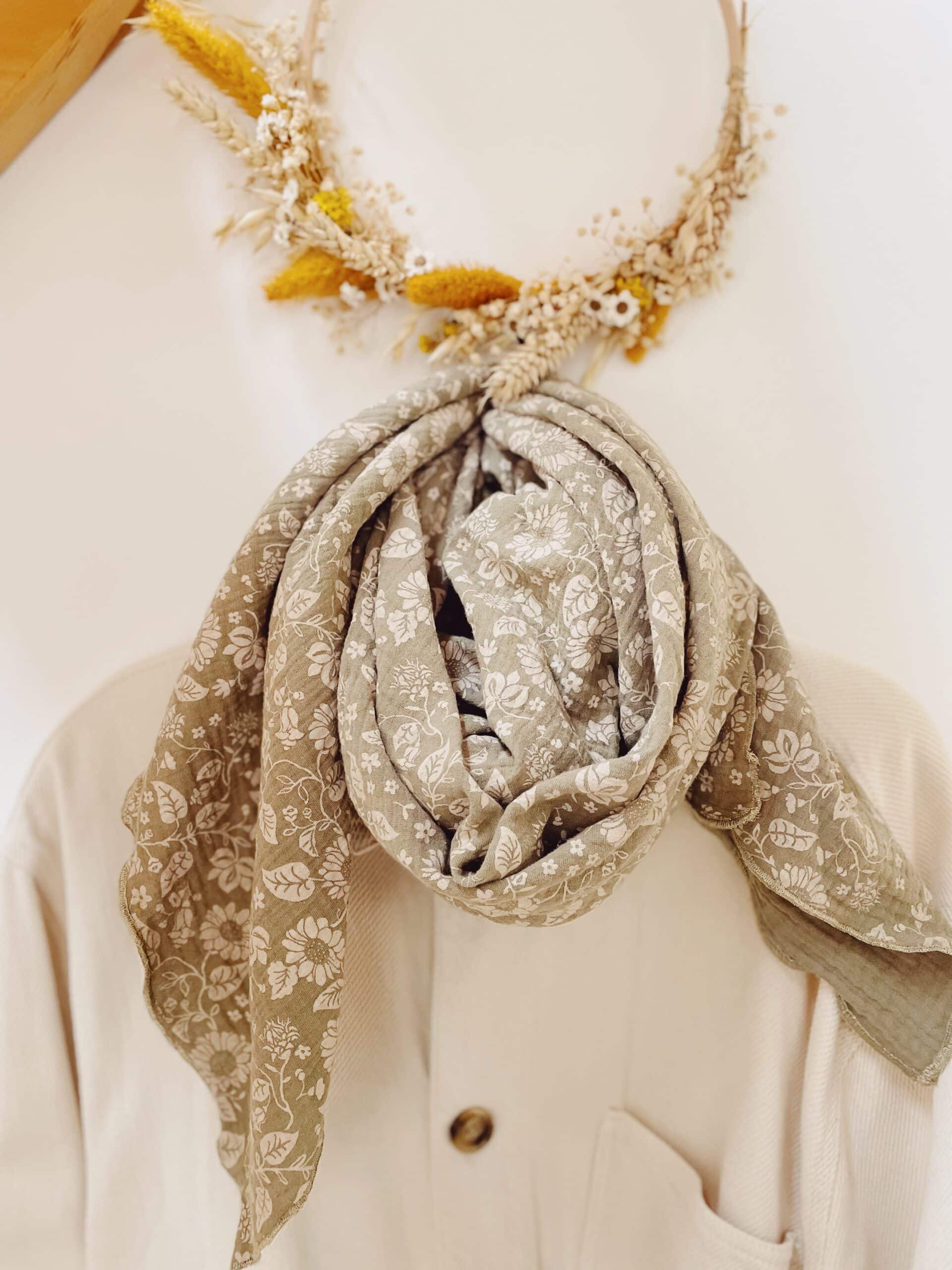 foulard fleuri tendance femme accessoire made in France en coton imprimé fleurs et paisley façon block print indien © du vent dans mes valises 5