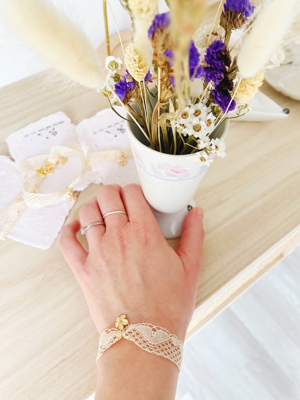 bracelet ruban véritable dentelle ancienne et fleur dorée or fin fabrication artisanale française © du vent dans mes valises 11