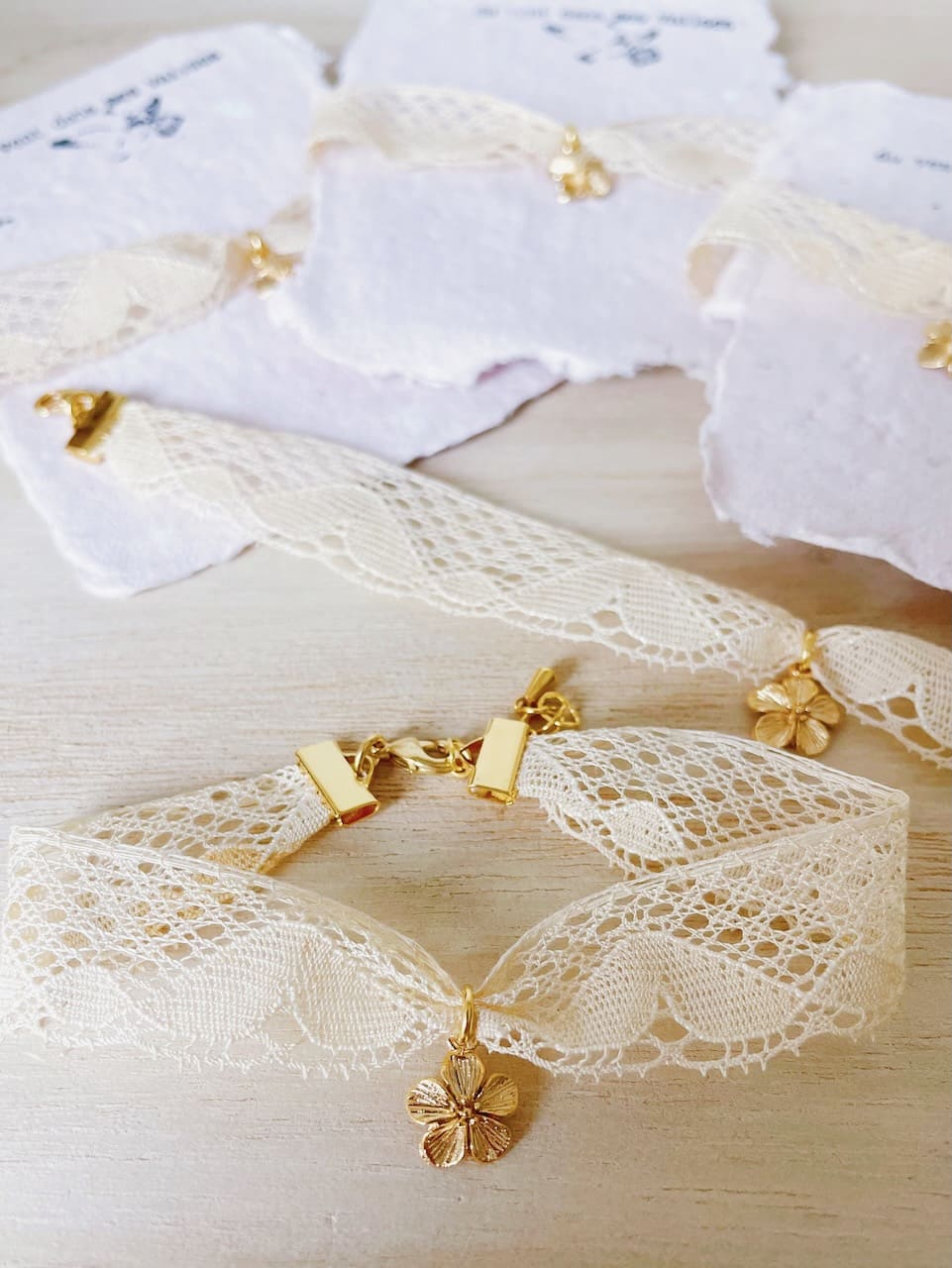 bracelet ruban véritable dentelle ancienne et fleur dorée or fin fabrication artisanale française © du vent dans mes valises 15