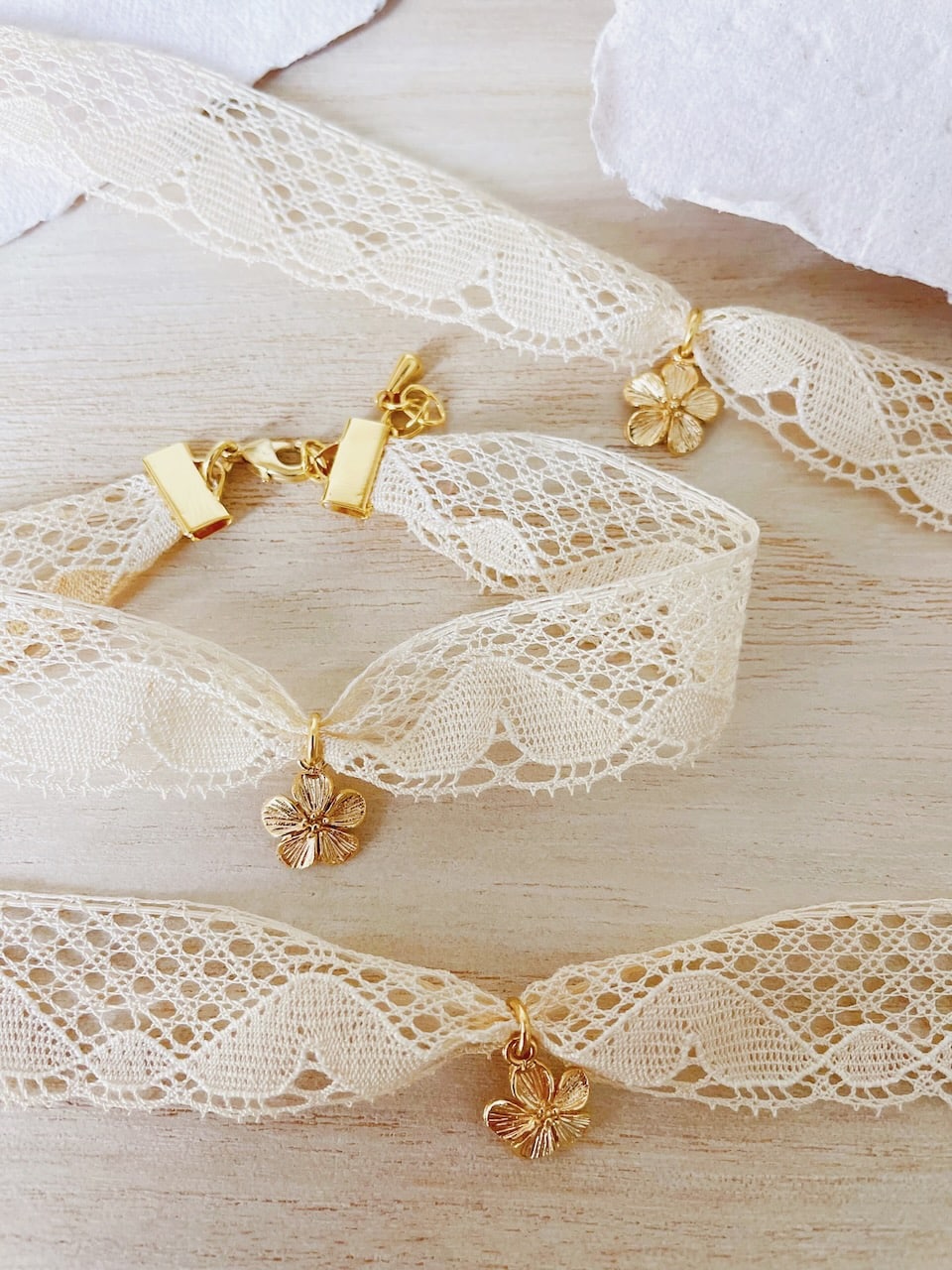 bracelet ruban véritable dentelle ancienne et fleur dorée or fin fabrication artisanale française © du vent dans mes valises 16