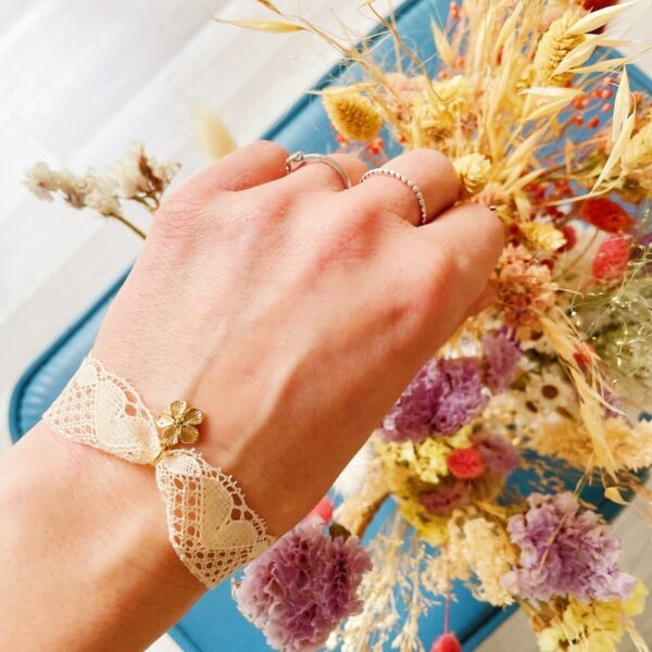 bracelet ruban véritable dentelle ancienne et fleur dorée or fin fabrication artisanale française © du vent dans mes valises 3