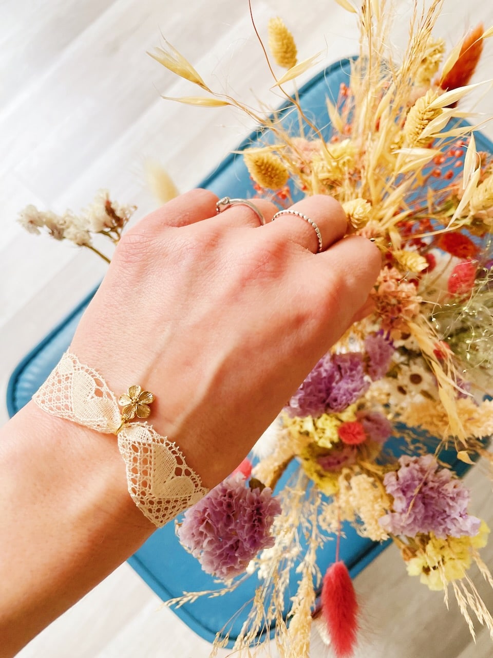 bracelet ruban véritable dentelle ancienne et fleur dorée or fin fabrication artisanale française © du vent dans mes valises 3