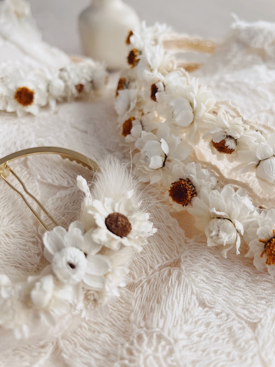 couronne de fleurs séchées françaises pâquerette accessoire cheveux de mariage champêtre chic et communion © du vent dans mes valises 1