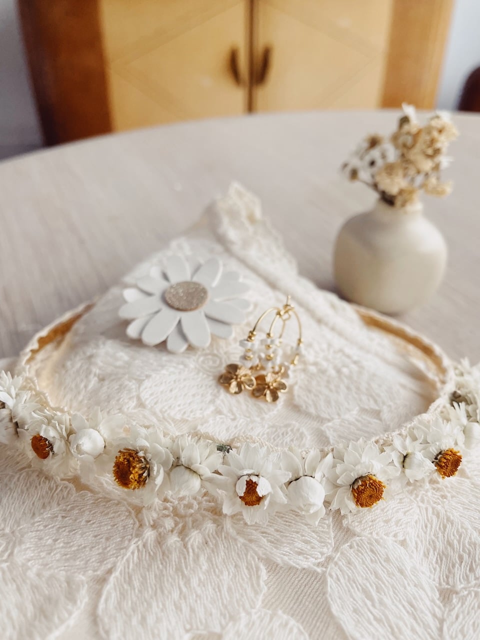 couronne de fleurs séchées françaises pâquerette accessoire cheveux de mariage champêtre chic et communion © du vent dans mes valises 3