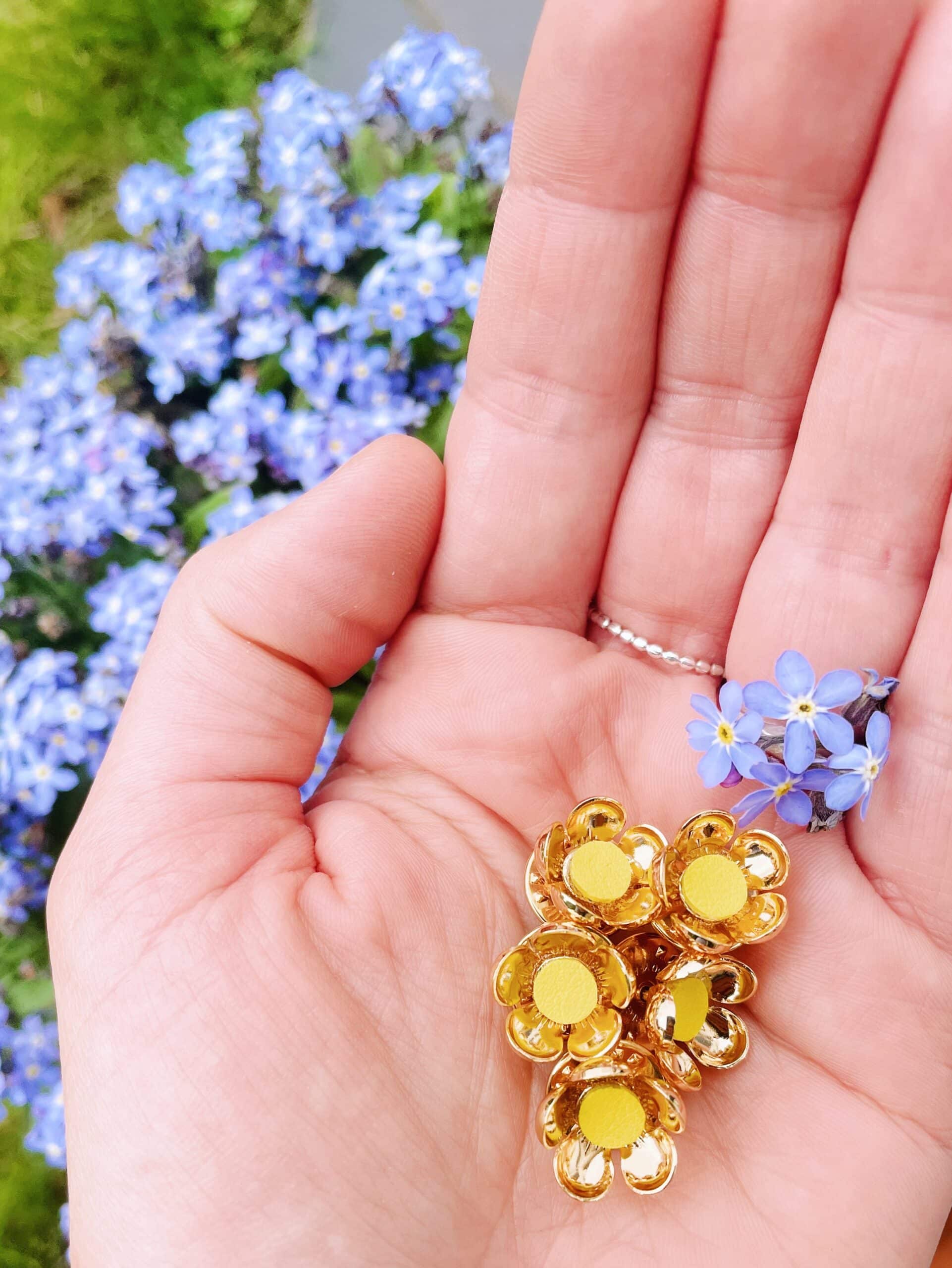 pin's fleur dorée, jolie renoncule sauvage bouton d'or au coeur jaune © du vent dans mes valises 10