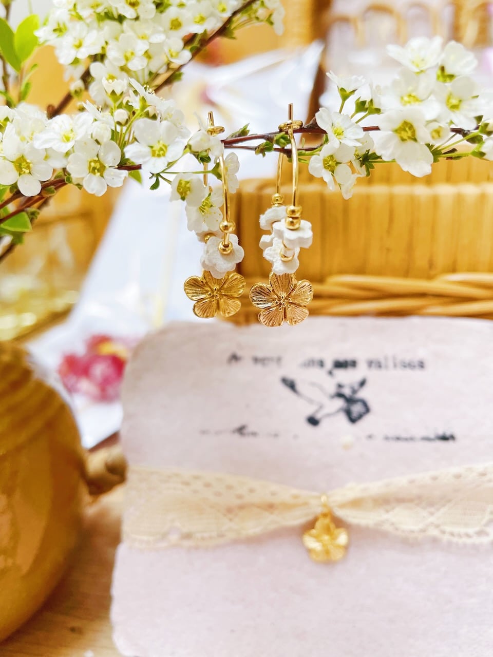 ravissant bracelet ruban réglable de véritable dentelle ancienne avec fleur dorée à l'or fin pour mariage cadeau cérémonie © du vent dans mes valises 1