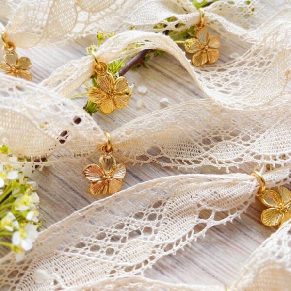 ravissant bracelet ruban réglable de véritable dentelle ancienne avec fleur dorée à l'or fin pour mariage cadeau cérémonie © du vent dans mes valises 4