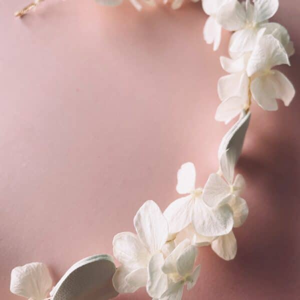 couronne de cheveux en fleurs séchées Hortensia stabilisé, fil doré or fin et cuir surcyclé pour mariage et communion