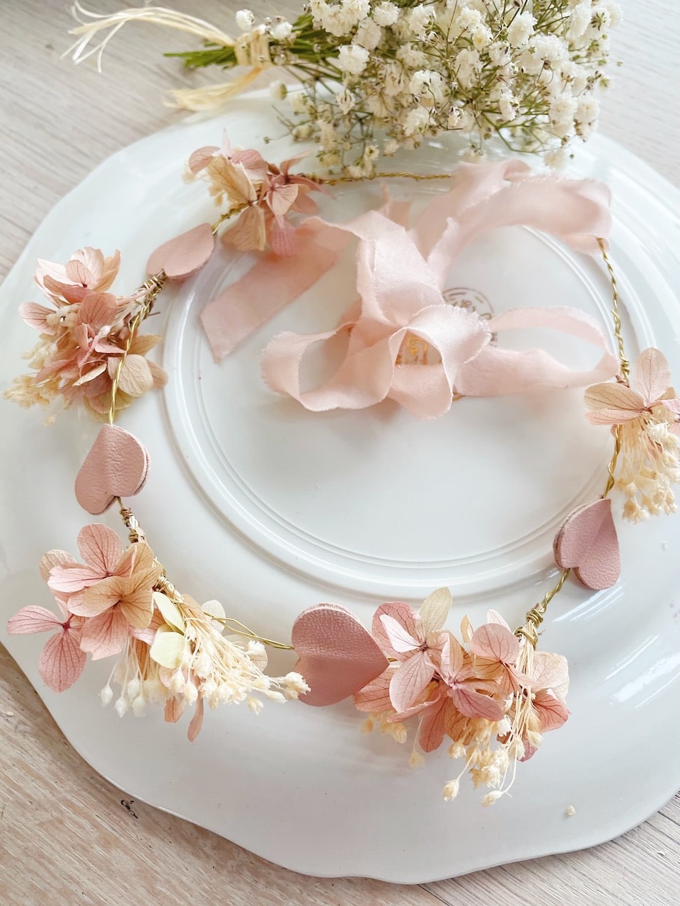 couronne de fleurs séchées et préservées hortensia blanche ivoire rose pâle sur fil de laiton fabriqué en France © du vent dans mes valises 1