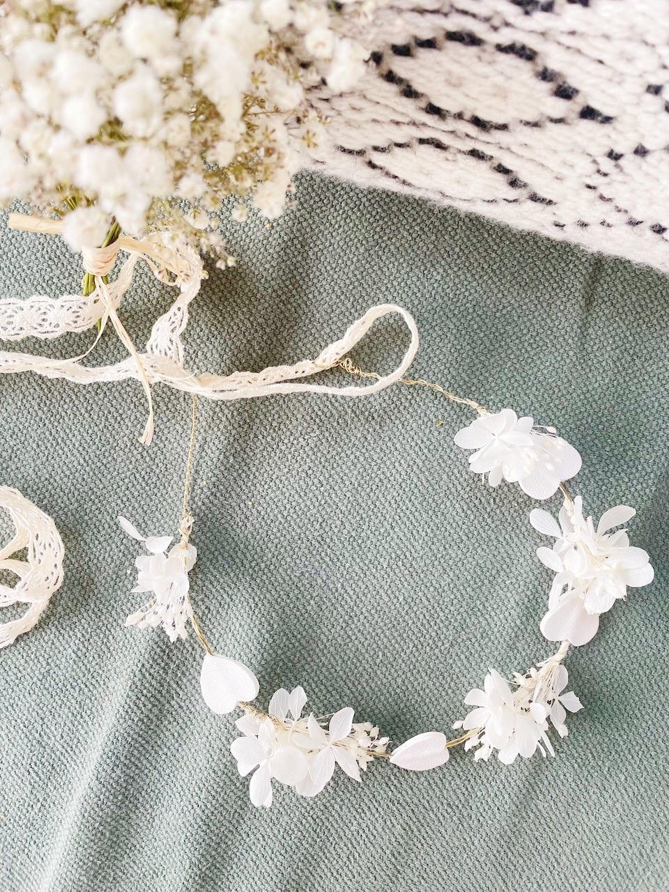 couronne de fleurs séchées et préservées hortensia blanche ivoire rose pâle sur fil de laiton fabriqué en France © du vent dans mes valises 10
