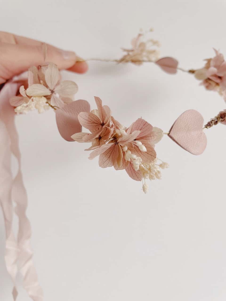 couronne de fleurs séchées et préservées hortensia blanche ivoire rose pâle sur fil de laiton fabriqué en France © du vent dans mes valises 11