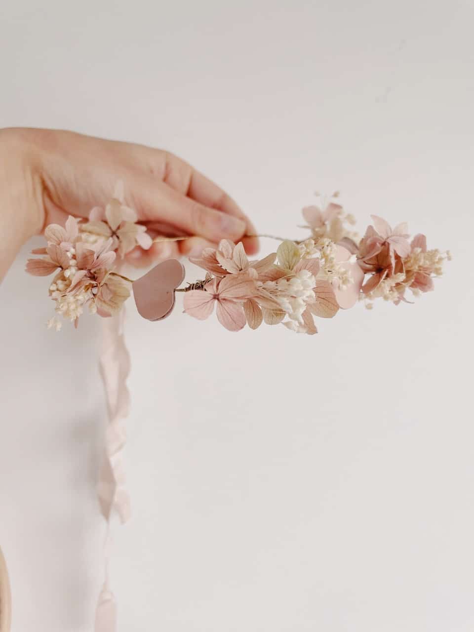 couronne de fleurs séchées et préservées hortensia blanche ivoire rose pâle sur fil de laiton fabriqué en France © du vent dans mes valises 13