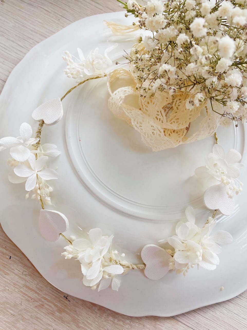 couronne de fleurs séchées et préservées hortensia blanche ivoire rose pâle sur fil de laiton fabriqué en France © du vent dans mes valises 2