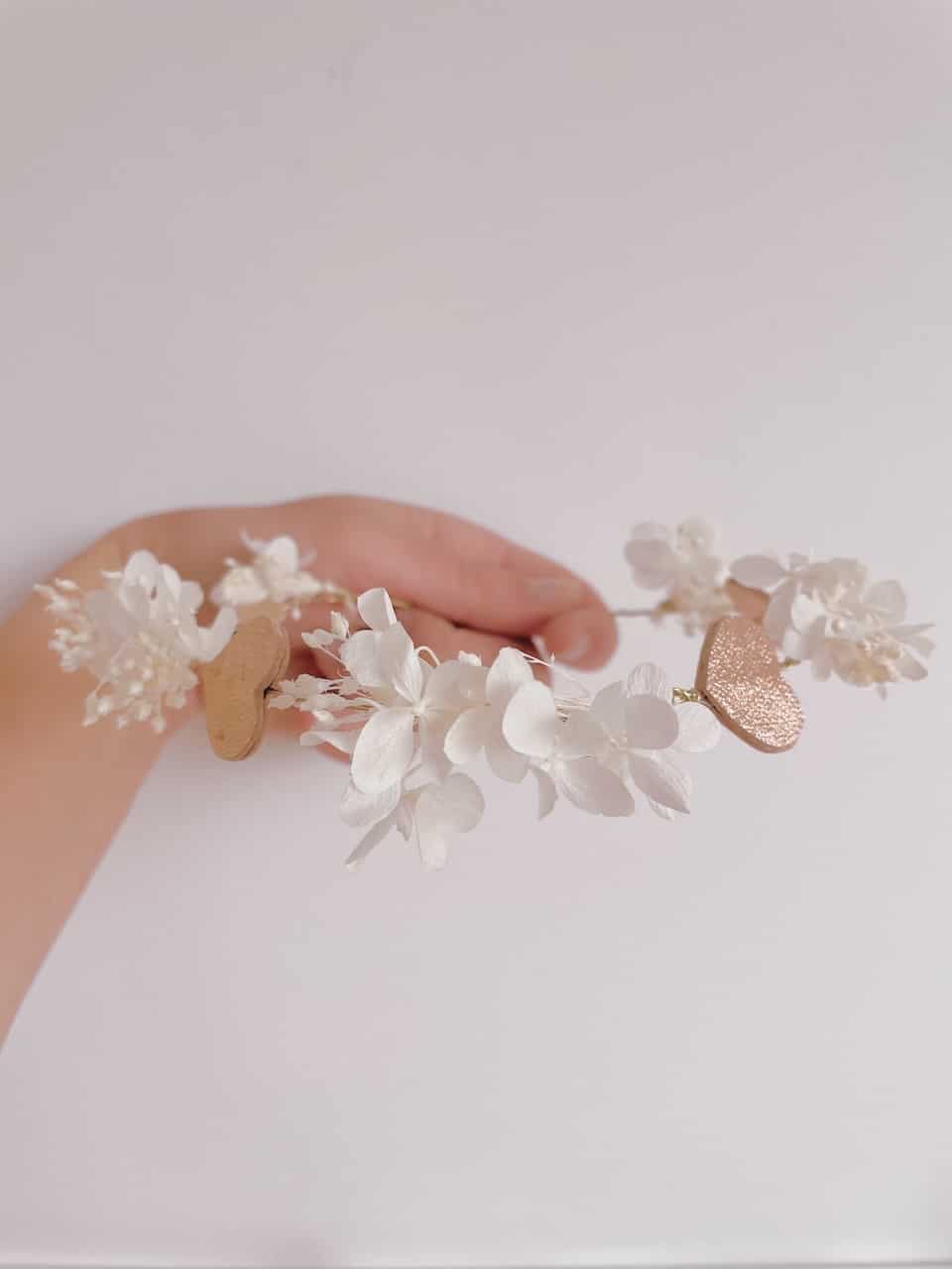 couronne de fleurs séchées et préservées hortensia blanche ivoire rose pâle sur fil de laiton fabriqué en France © du vent dans mes valises 20