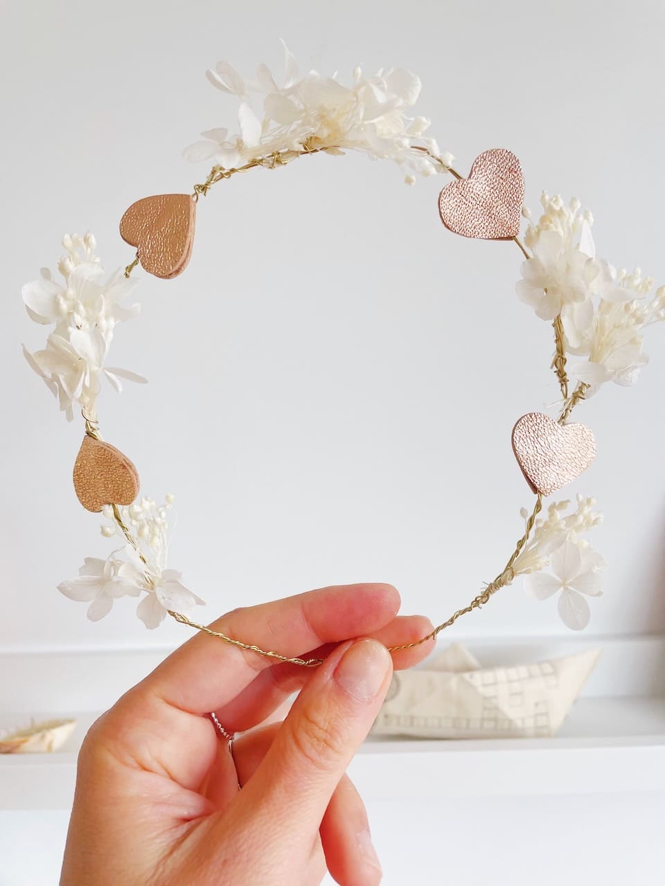 couronne de fleurs séchées et préservées hortensia blanche ivoire rose pâle sur fil de laiton fabriqué en France © du vent dans mes valises 22