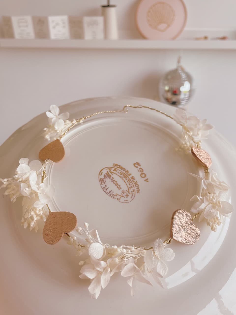 couronne de fleurs séchées et préservées hortensia blanche ivoire rose pâle sur fil de laiton fabriqué en France © du vent dans mes valises 24