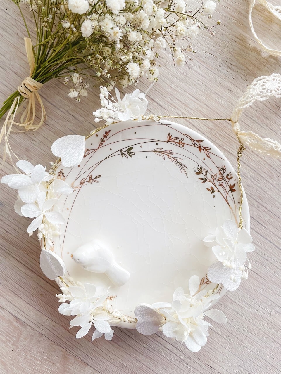 couronne de fleurs séchées et préservées hortensia blanche ivoire rose pâle sur fil de laiton fabriqué en France © du vent dans mes valises 3
