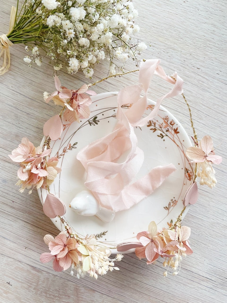 couronne de fleurs séchées et préservées hortensia blanche ivoire rose pâle sur fil de laiton fabriqué en France © du vent dans mes valises 4