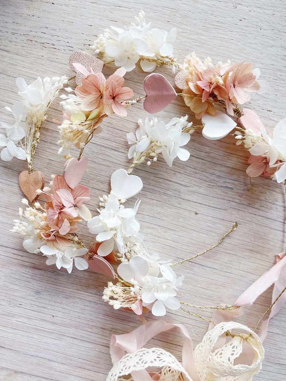 couronne de fleurs séchées et préservées hortensia blanche ivoire rose pâle sur fil de laiton fabriqué en France © du vent dans mes valises 7