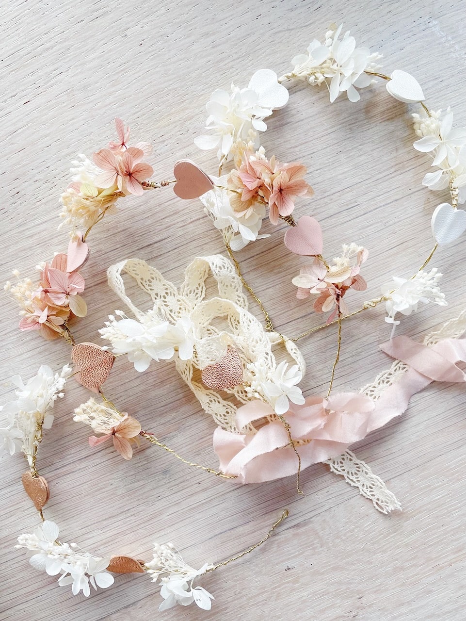 couronne de fleurs séchées et préservées hortensia blanche ivoire rose pâle sur fil de laiton fabriqué en France © du vent dans mes valises 8