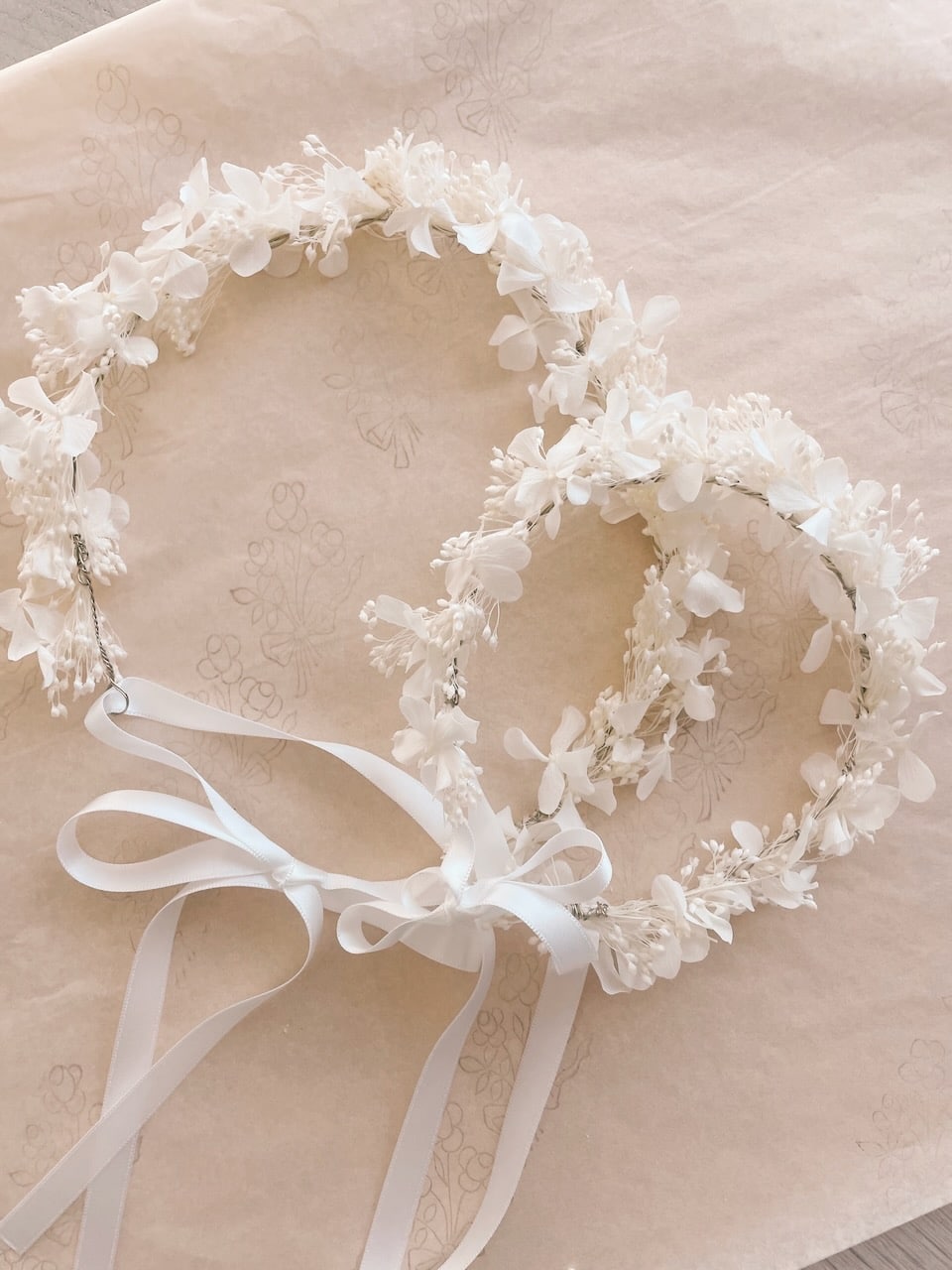 jolie couronne de fleurs stabilisées hortensia blanc couronne mariée et demoiselle d'honneur personnalisée © du vent dans mes valises 8