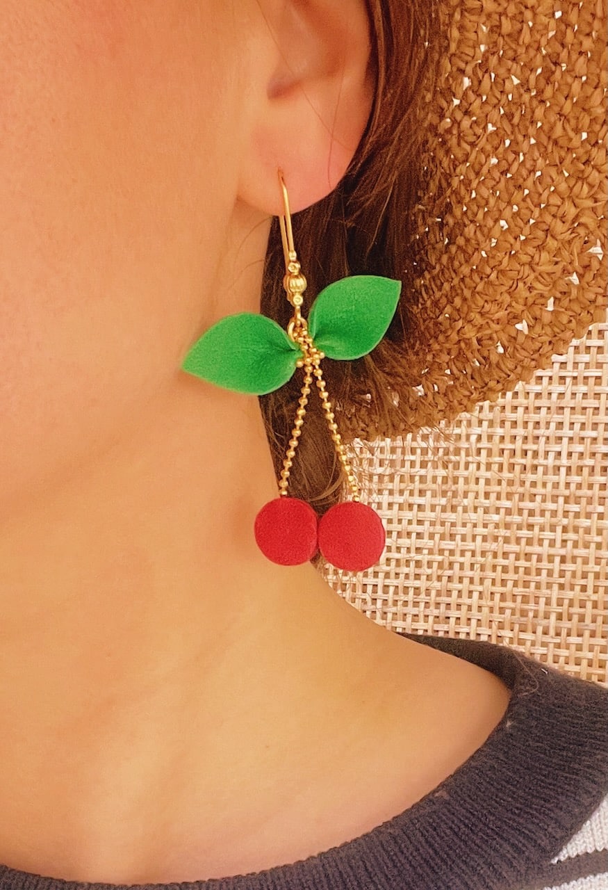 boucles pendants d'oreilles cerises rouge et verte au charme intemporelle rétro vintage chic © du vent dans mes valises 3