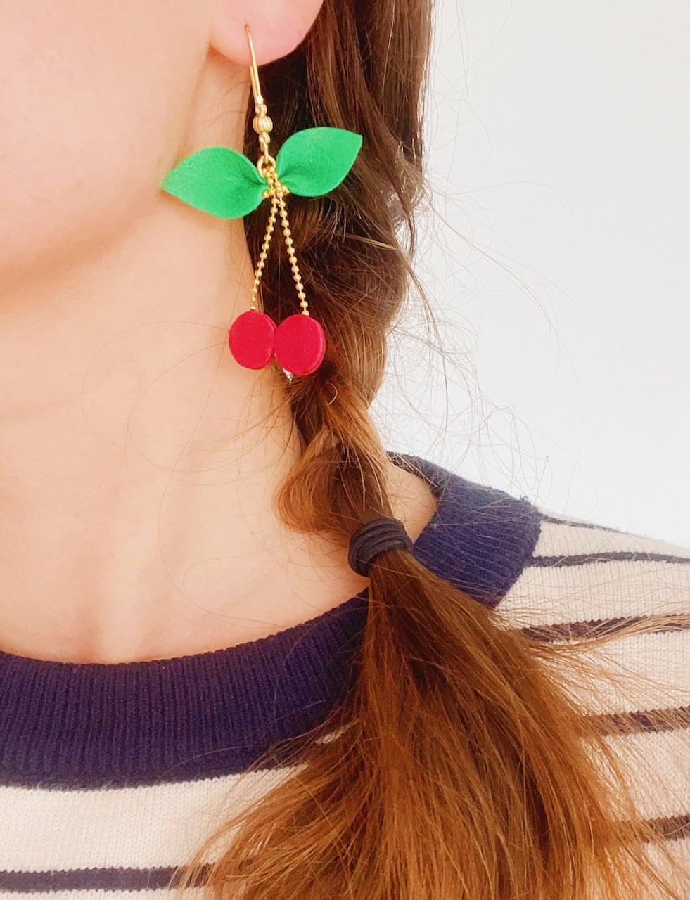 boucles pendants d'oreilles cerises rouge et verte au charme intemporelle rétro vintage chic © du vent dans mes valises 4